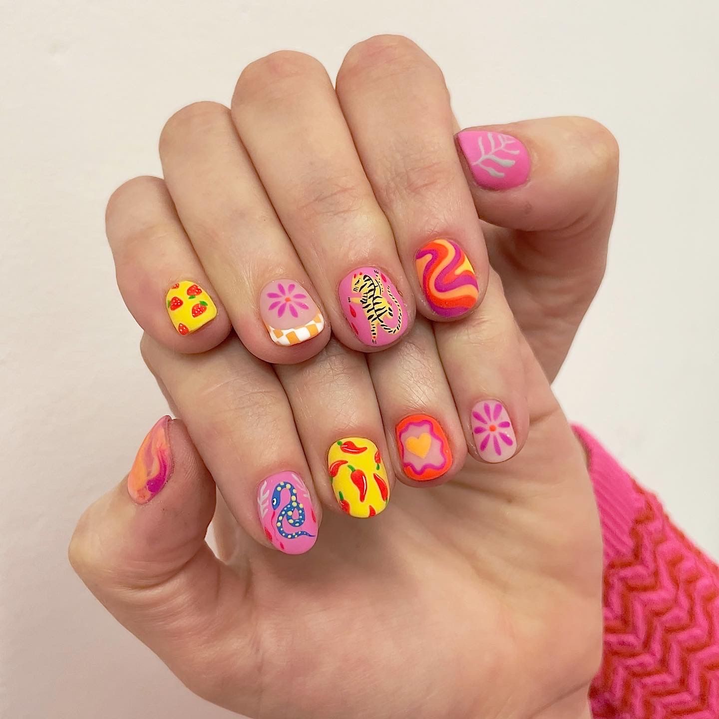 9. Paso a Paso en el Dominio del Nail Art: Violetta Kurilenko