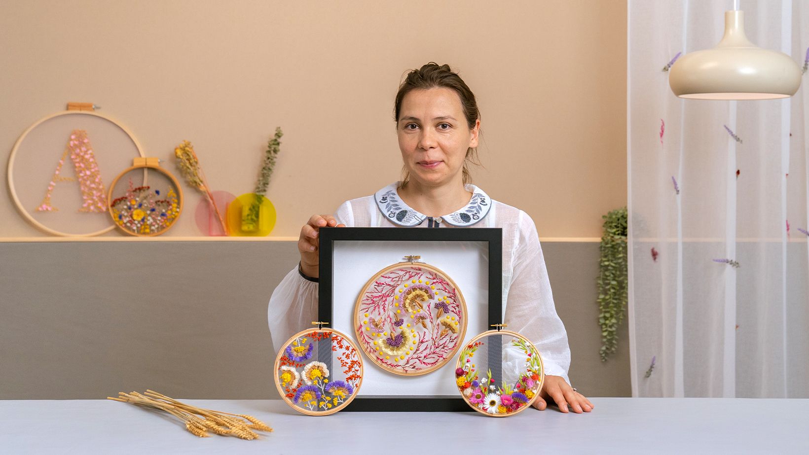 Bordado sobre tul con flores naturales y plantas