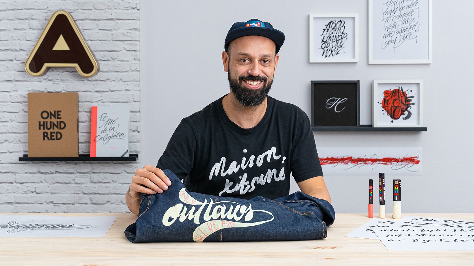 Caligrafía y lettering para customización de prendas