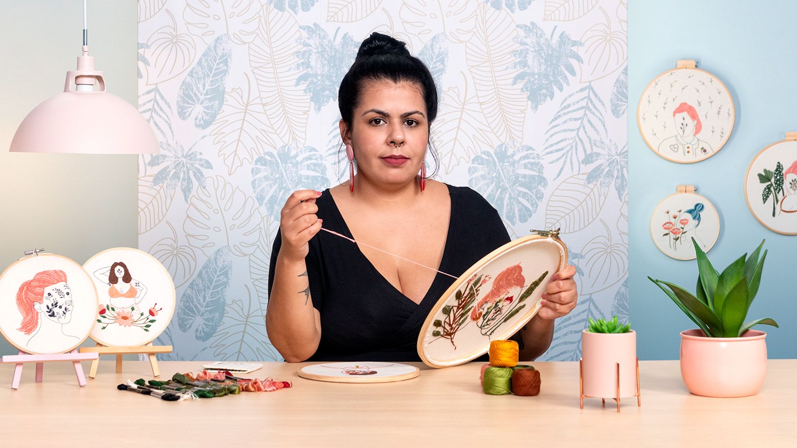 Retrato bordado con elementos botánicos