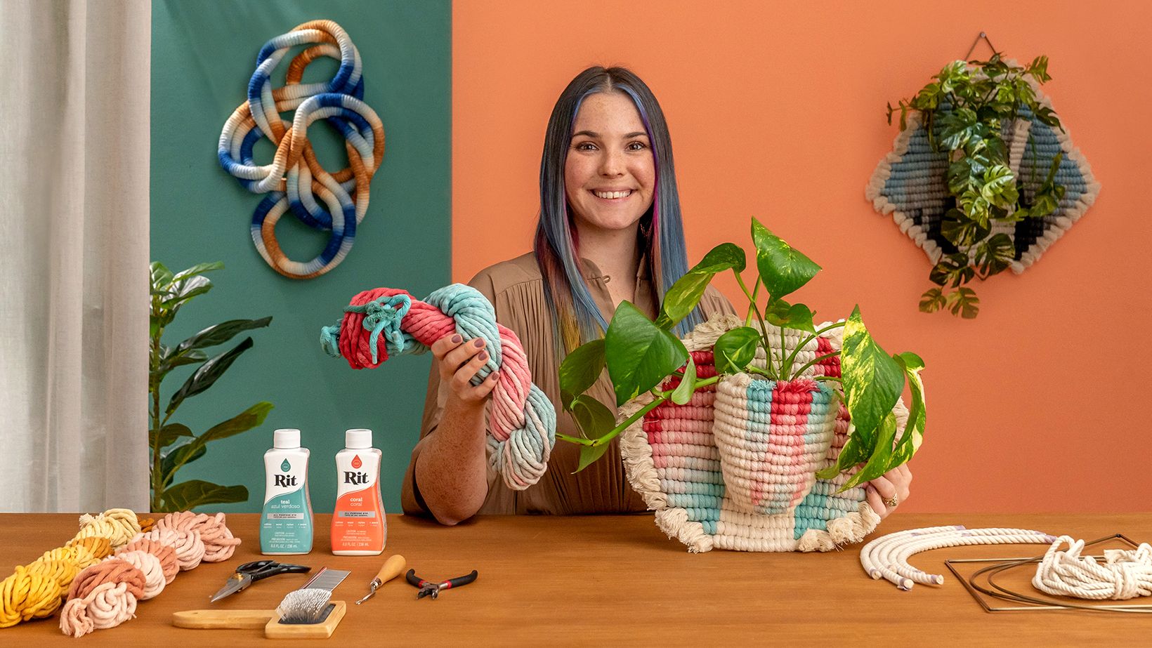 Handgeverfde macramé: creëer plantenhangers