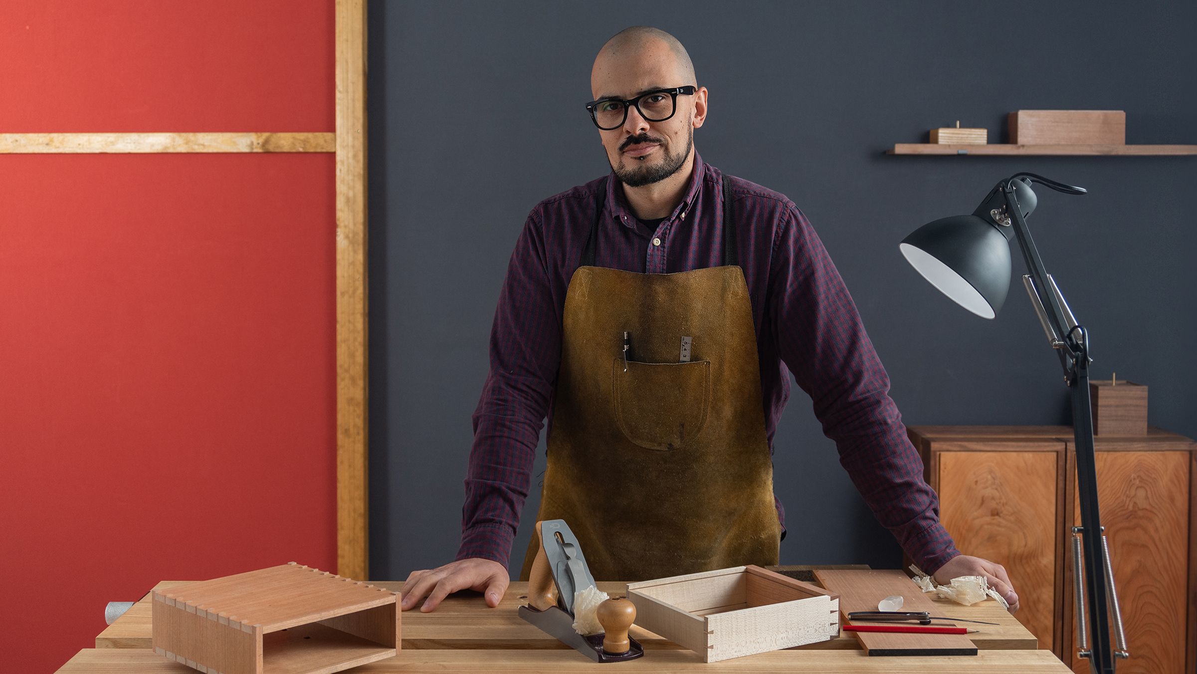 Ebanistería y fabricación de muebles con madera chapada