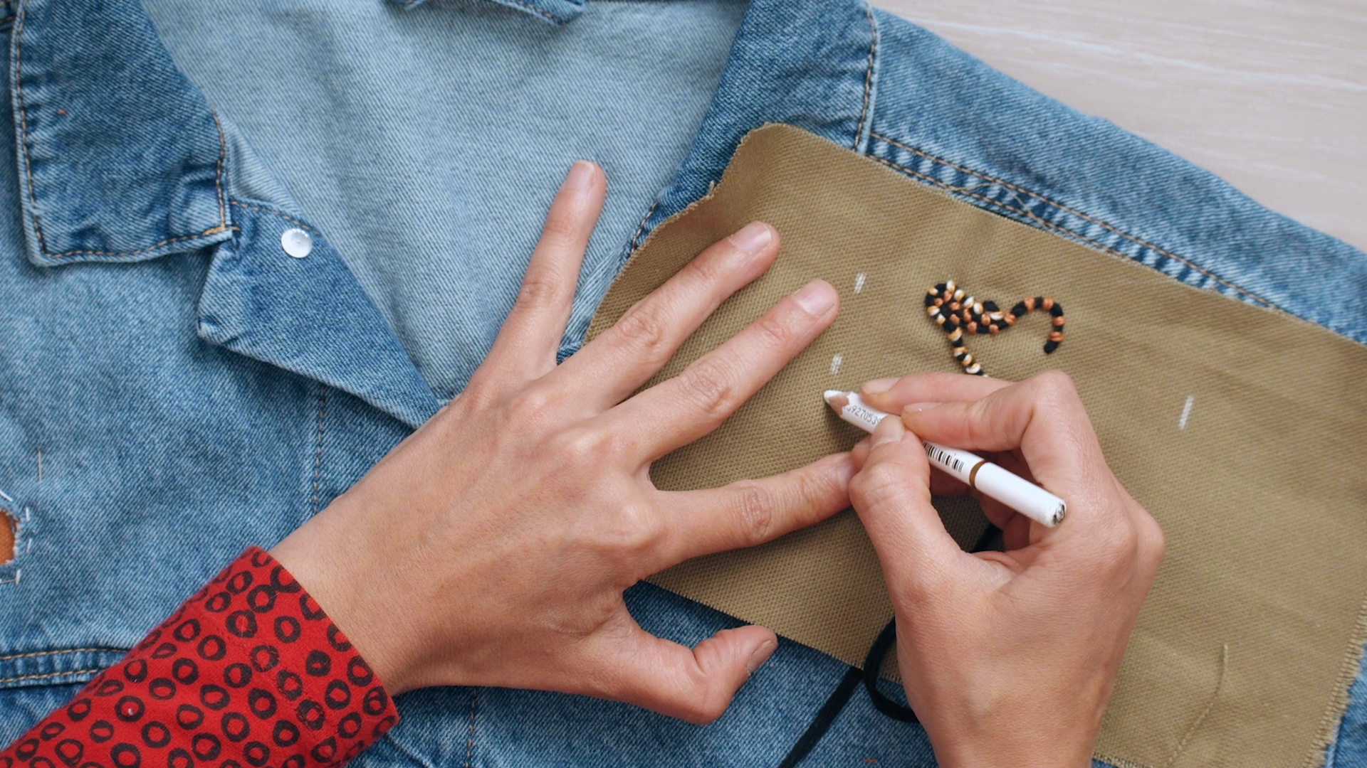 Tutorial Upcycling: cómo empezar a reparar tu ropa con parches | Domestika