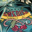 Swedish Surprise Act. Un proyecto de Diseño de producto, Diseño gráfico, Ilustración tradicional, Publicidad, Serigrafía y Tipografía de Ink Bad Company - 21.05.2014