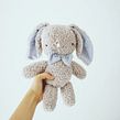 Conejito de peluche. Een project van Craft y Ontwerp van personages van Elena Sánchez Santos - 25.07.2014