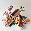 Alpargatas TOMS, pintadas y  bordadas a mano. Artes plásticas, Bordado, Criatividade, Direção de arte, Fotografia, Papercraft, e Pintura projeto de Josefina Jiménez - 30.06.2018