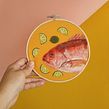 Mojarra con plátano frito y limón, needle felting y bordado. Un proyecto de Bordado, Collage e Ilustración tradicional de Juanamatú (Katerin J Gómez) - 04.08.2020