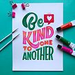 Be kind to one another. Projekt z dziedziny  Pismo dekorac i jne użytkownika Pauli Rodríguez - 07.09.2020