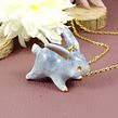 Bunny Necklace in Polymer Clay. Artes plásticas, Design de joias, e Escultura projeto de Marisa Clemente - 02.07.2019