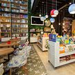 9  3/4 Bookstore + Café. Arquitetura de interiores, Design industrial, Design de iluminação, e Design de produtos projeto de Vida Útil - 27.04.2015