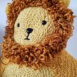 Muñeco León. Arts, Crafts, Embroider, and Character Design project by Carolina Bello - 06.25.2019