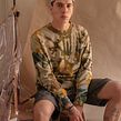 Tie Dye Sweater. Un proyecto de Diseño, Diseño de moda, Teñido Textil y Costura de Peter Wasp - 18.05.2021