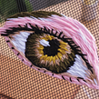 Can can y un ojo. Un progetto di Ricamo di Elo (Saturno Rosa) - 31.05.2021