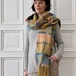 Handwoven and plant-dyed scarf. Un proyecto de Tejido, Teñido Textil y Artesanía de Ania Grzeszek - 17.07.2021