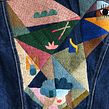 100+ hours of intuitive hand embroidery on vintage denim jacket . Een project van Borduurwerk van Damaja - 29.07.2021
