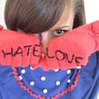 HATE LOVE embroidery on old gloves. Un projet de Broderie, St, lisme, Créativité , et Artisanat de Gaia Segattini - 02.08.2021