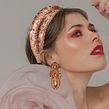 DIADEMA JACINTA / CINTILLO ASTROMELIA / ARETA TULIPAN. Een project van  Ontwerp, Ontwerp van accessoires,  Modeontwerp y Sieradenontwerp van MULATT - 01.12.2021