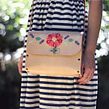 Embroidering into leather. Design, e Bordado projeto de Raquel Ezquerro (Lanusa) - 02.12.2021