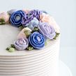Buttercream Crescent Floral Cake. Un proyecto de Diseño y Artesanía de Liz Shim - 11.01.2022