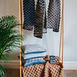 'Normandy' Collection of Handwoven throws, cushions and scarves. Tecido, Tecelagem, e Design têxtil projeto de Cassandra Sabo - 31.03.2018