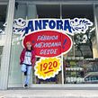 Rotulación vidrios exteriores y murales interiores para Anfora. Un proyecto de Diseño, Publicidad, Pintura, Tipografía, Caligrafía, Arte urbano, Lettering, H y lettering de Alina Kiliwa - 27.01.2022