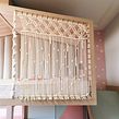 Instalação em Macramê | Quarto infantil. Un projet de Artisanat, Design d'intérieur, Macramé , et Décoration d'intérieur de Luiza Potiens - 07.02.2022
