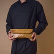 Wood clutch | Wood Textiles. Un proyecto de Diseño de moda, Diseño textil y Diseño de producto de Tesler + Mendelovitch - 03.04.2022