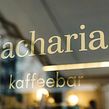 Window gilding for Zacharias Kaffeebar. Un proyecto de Diseño de espacios, Artesanía, Br, ing e Identidad, Bellas Artes, H y lettering de Elena Albertoni - 11.04.2022