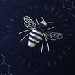 Goldwork Bee on Navy Velvet. Un projet de Broderie, Couture, Art textile , et Artisanat de Talisa May - 22.05.2022