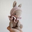 Bunny PEACHES. Amigurumi, Crochet, Creativit, To, Design, and Character Design project by Elisa Ems-Domenig - 06.19.2022