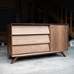 The Lynne Mid Century Modern Credenza. Design e fabricação de móveis projeto de Tyler Shaheen - 26.07.2022