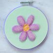 Little Fluffy Daisy Ein Projekt aus dem Bereich Design, Nadelfilzen, Stickerei, H, werk, Weben und Textildesign von Courtney McLeod - 20.05.2022