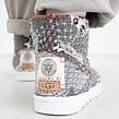 SUSUMU AI X UGG BOOTS. Een project van  Ontwerp, Kostuumontwerp, Craft, Mode-illustratie,  Modeontwerp, Modefotografie, Naaiwerk, Patroonontwerp en kleermakerij, Productontwerp y Productfotografie van Alisa Menkhaus - 01.10.2022