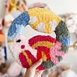 Birdie mirror. Un proyecto de Punch needle, Diseño textil y Tejido de Adeline Wang - 12.10.2022