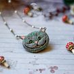 Colar Cheshire Cat - Alice in Wonderland. Een project van Ontwerp van accessoires y Craft van Juliana Lanini - 19.10.2022