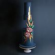 Hand painted proteas and pheasant feathers on a navy background. Un proyecto de Ilustración tradicional, Pintura, Food St y ling				 de Emily Hankins - 17.11.2022