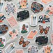 Serie de Stickers con motivos florales. Een project van Traditionele illustratie, Fotografie, Ontwerp van personages, Craft,  Beeldende kunst, Grafisch ontwerp, Schilderij, Productontwerp, T, pografie, Schrijven, Kalligrafie,  Belettering,  Creativiteit,  Tekening, Productfotografie,  Artistieke tekening, Kinderillustratie y Digitale belettering van Macarena Chomik - 28.11.2022