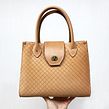 Hand-sewn leather Studio Tote with lattice pattern. Un proyecto de Diseño de complementos de Beth Dow - 24.01.2023