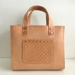 Hand-Sewn Leather Mini Tote. Un proyecto de Diseño de complementos de Beth Dow - 02.02.2023