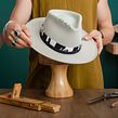 My final project in Modern Hatmaking by Nomade Moderne Hats. Design de acessórios, Design de moda, Tecido, e Feltragem com agulha projeto de NOMADE MODERNE HATS - 09.09.2023