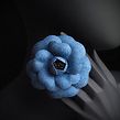 Denim Camellia Brooch. Un proyecto de Diseño textil, Diseño de jo, as y Diseño de moda de Svetlana Faulkner - 30.09.2023