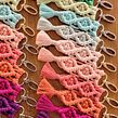 Techniques de bandes pour réaliser un porte-clef. Un progetto di Papercraft, Artigianato e Design di accessori di Steffi Godmé - 28.03.2024