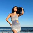 Ocean Blue Ombre Cutout Knit Dress. Un progetto di Fashion design, Maglia, Fiber Art e Artigianato di Grace Xu - 09.04.2024