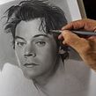 Harry Styles en grafito. Un proyecto de Ilustración tradicional, Bellas Artes, Dibujo a lápiz y Dibujo de Néstor Canavarro - 18.04.2024