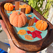 Fall Wooden Dough Bowl Candle Project. Un proyecto de Artesanía de xoilluminated (Belinda Resendez) - 16.07.2024