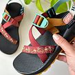 Hand Embroidered Sandals. Un proyecto de Bordado de Erin McDonald - 28.10.2023