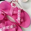 Pink Chacos with Roses and Beads. Un proyecto de Bordado, Artesanía y Tejido de Erin McDonald - 11.02.2024