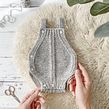 Patrón Pelele de Punto de Bebé TWISTY Ein Projekt aus dem Bereich H, werk, Textildesign, DIY, Weben, Stricken und Modedesign von Marta Porcel Vilchez - 10.02.2025