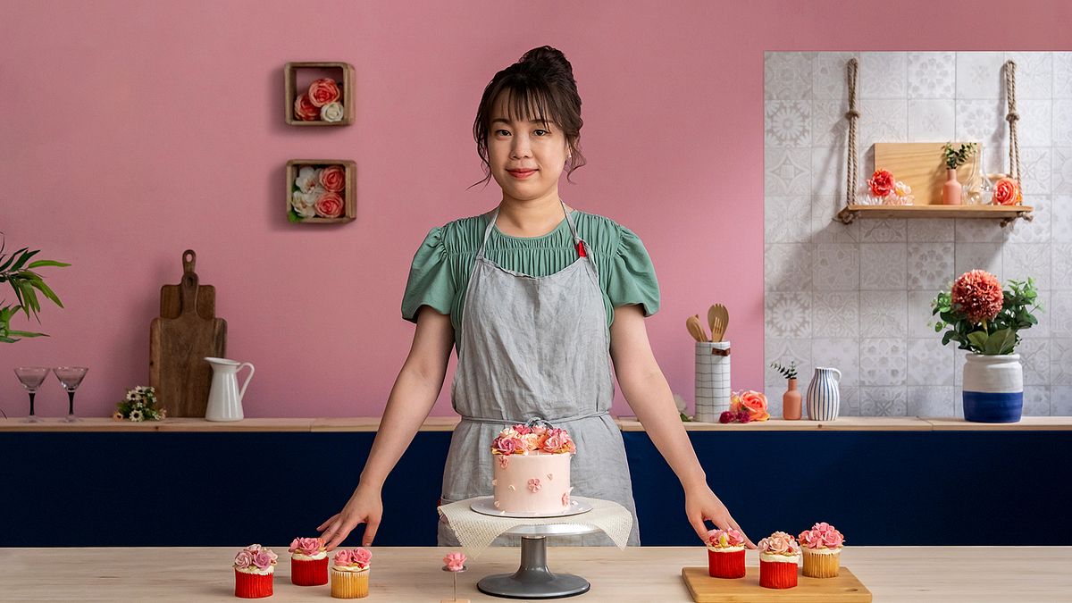 Cake design avec des fleurs décoratives à la crème au beurre