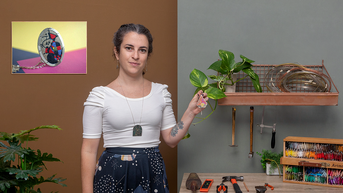 Metallschmuck mit Stickerei